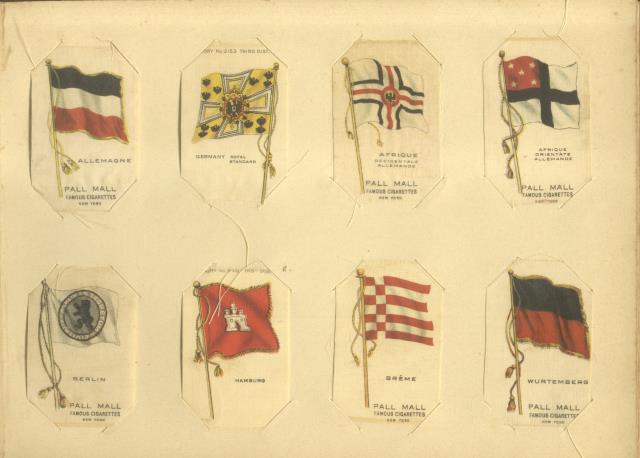 Gradevole album contenente 125 figurine su stoffa raffiguranti altrettante bandiere, …