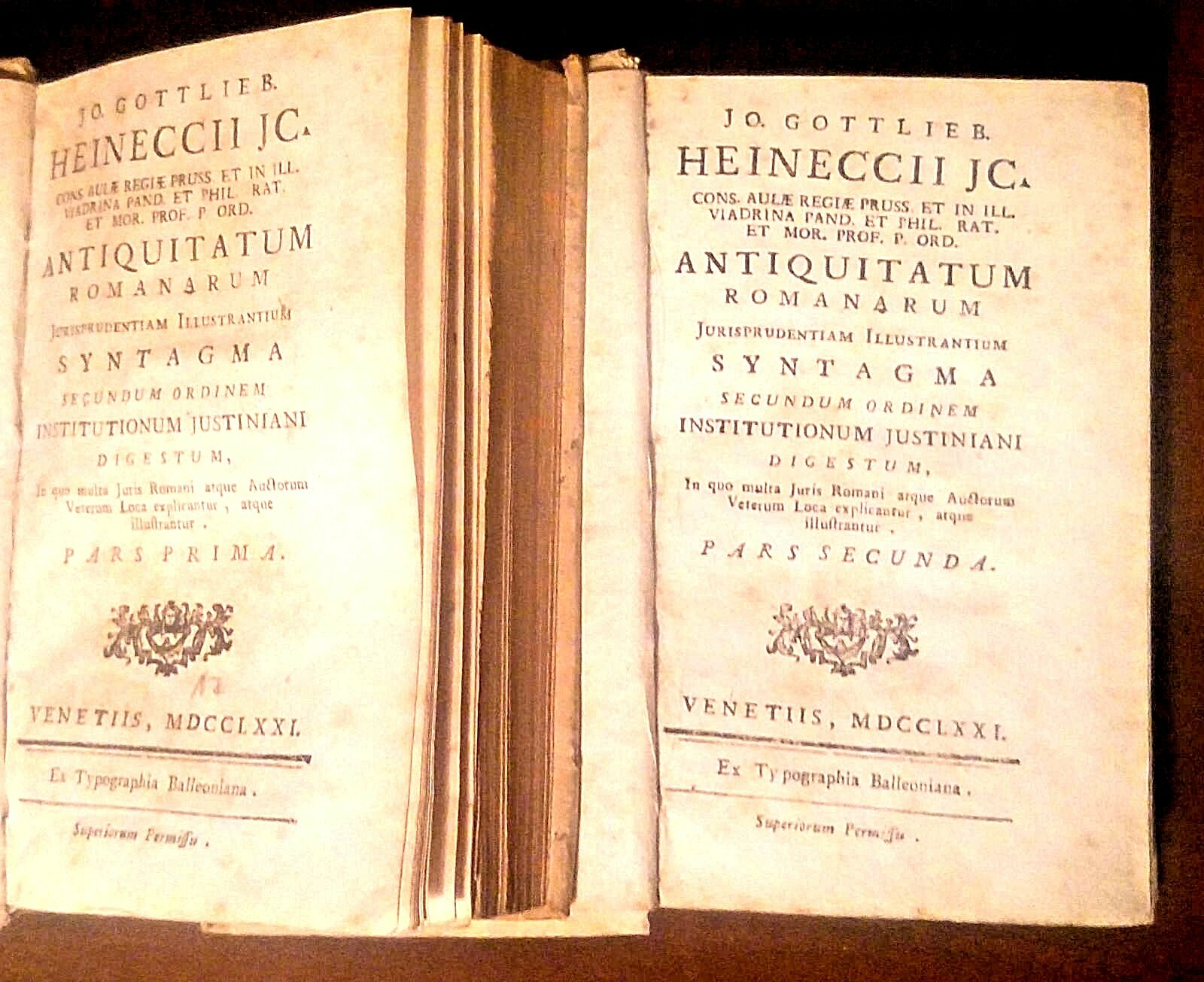 ANTIQUITATUM ROMANARUM JURISPRUDENTIAM 1771 di Heineccii 2 volumi antico libro