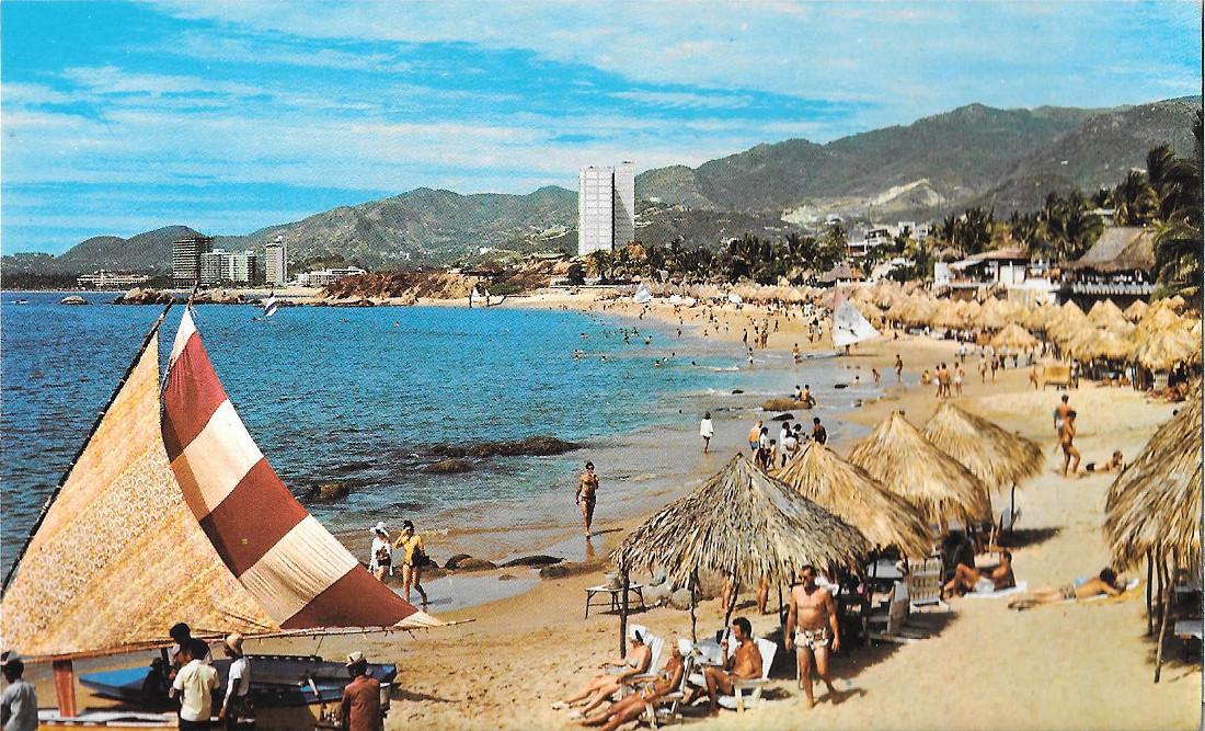 Acapulco. La popular Playa Condesa y parte de la Bahia.Non …