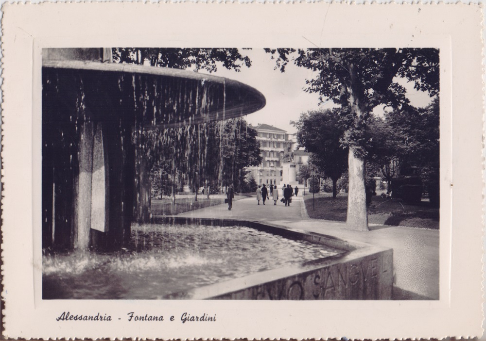 Alessandria . Fontana e giardini. Viaggiata 1950