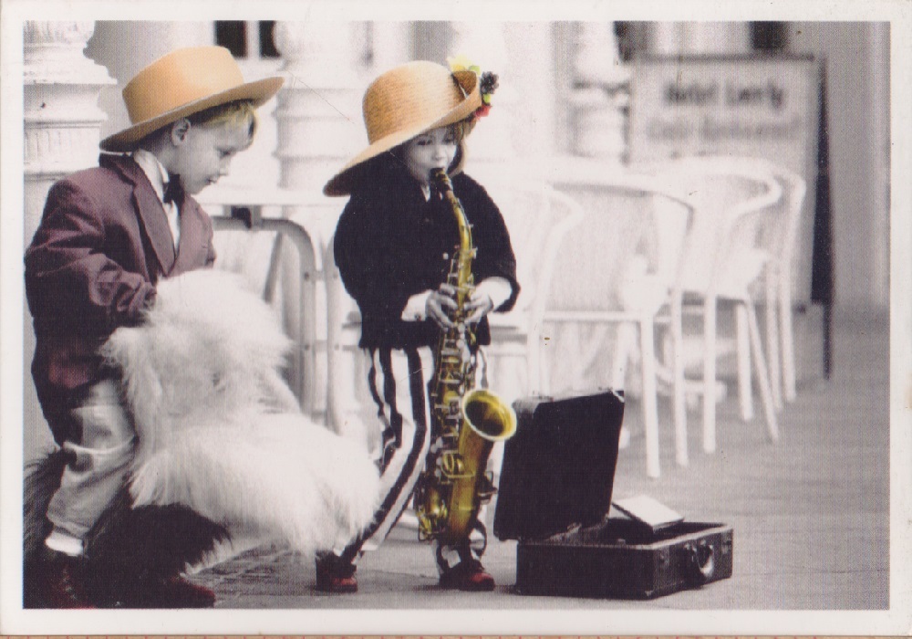 Bambina suona il sax. Photo K. Anderson. Non viaggiata