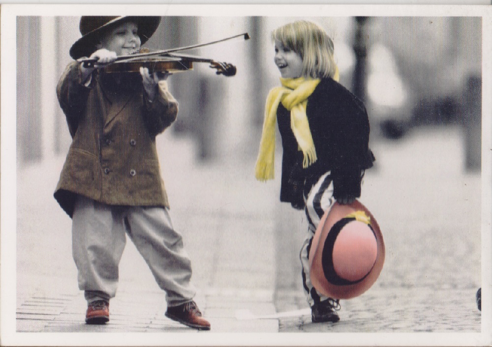 Bambino suona il violino. Photo K. Anderson. Non viaggiata