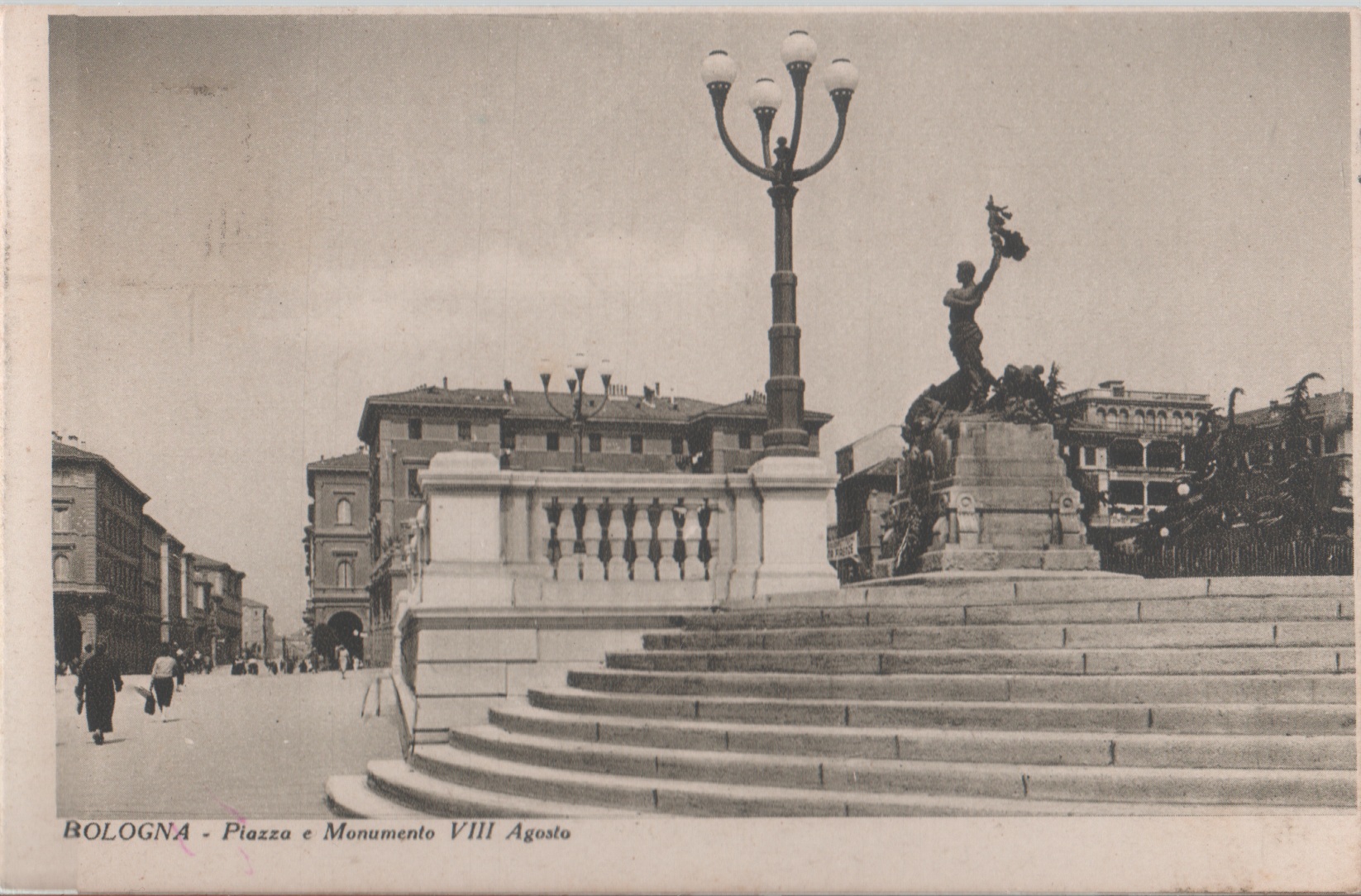 Bologna. Piazza e Monumento VIII Agosto. viaggiata 1929