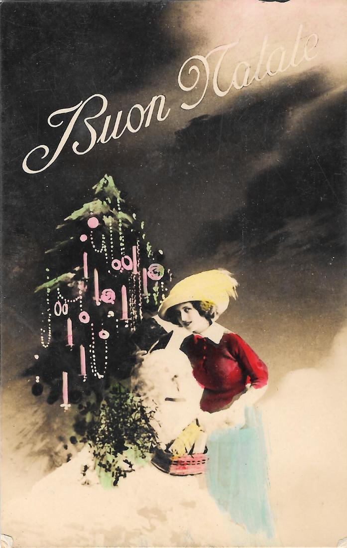 Buon Natale. Ragazza con albero. Non viaggiata