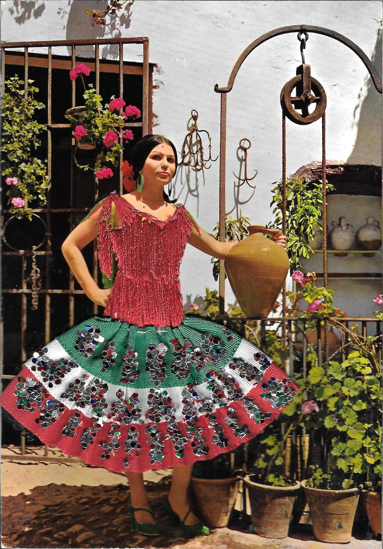 Donna in costume, stoffa applicata e pailletes (Spagna). Non viaggiata
