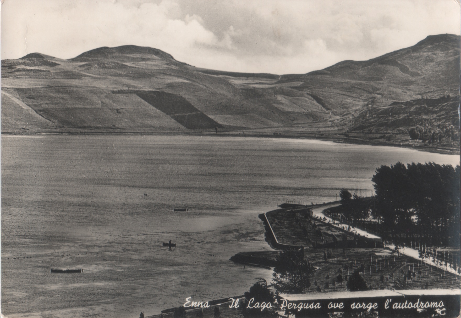 Enna. il Lago Pergusa ove sorge l'autodromo . Viaggiata 1955