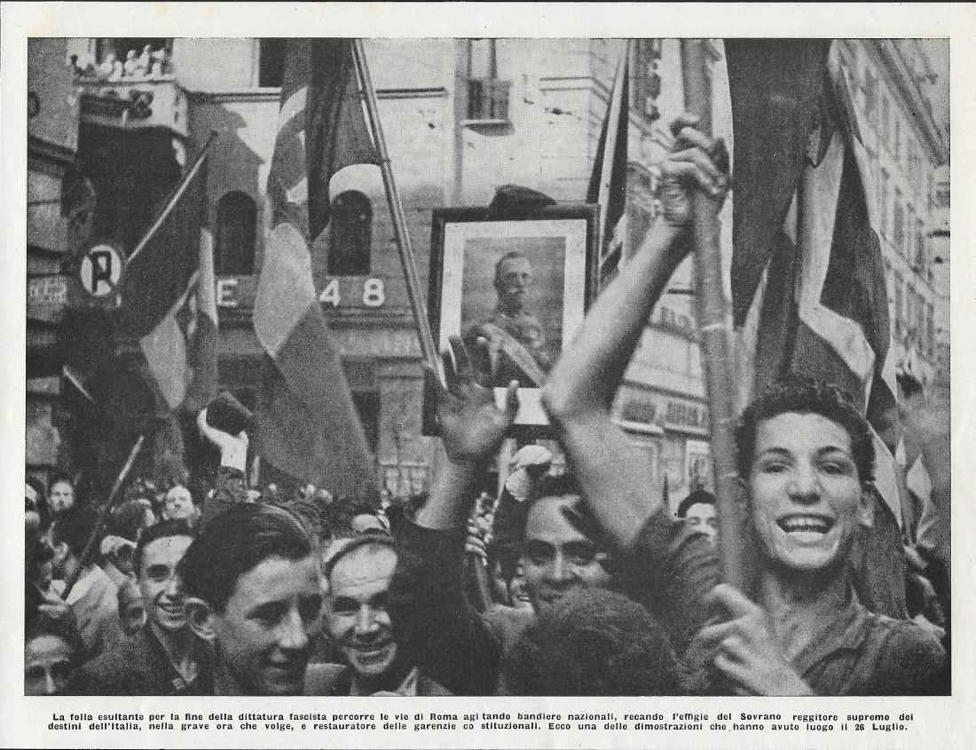 La folla esultante per la fine della dittatura fascista percorre …