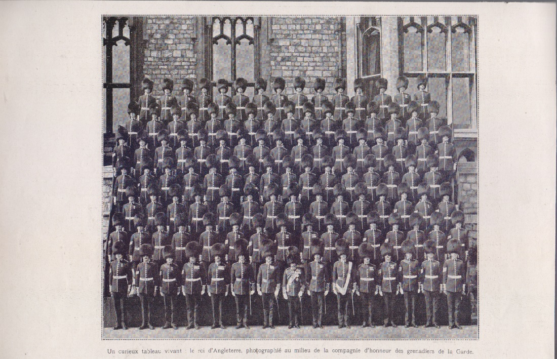 Le roi d'Angleterre phopographie au milieu de la compganie d'honneur. …