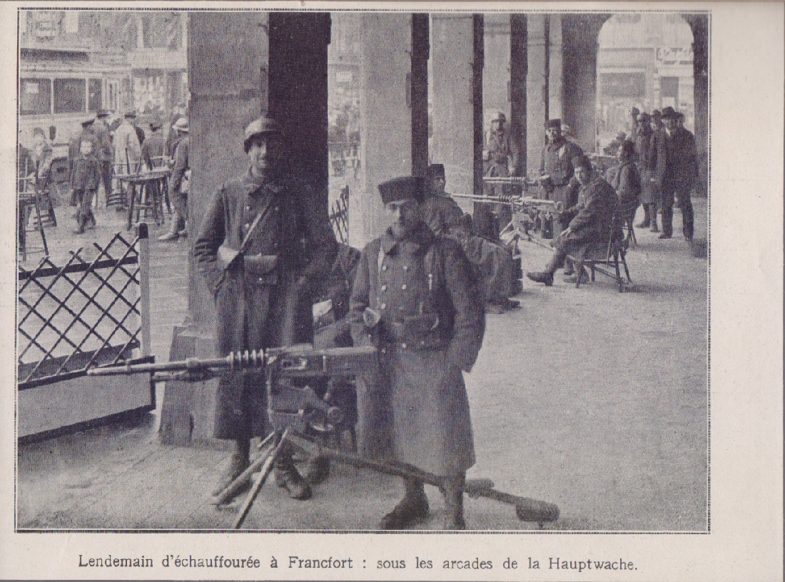 Lendemain d'echauffouree a Francofort: sous les arcades de la Hauptwache. …