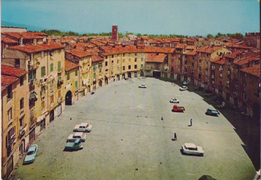 Lucca. Piazza dell' Anfiteatro romano. veduta dal lato ovest. Non …