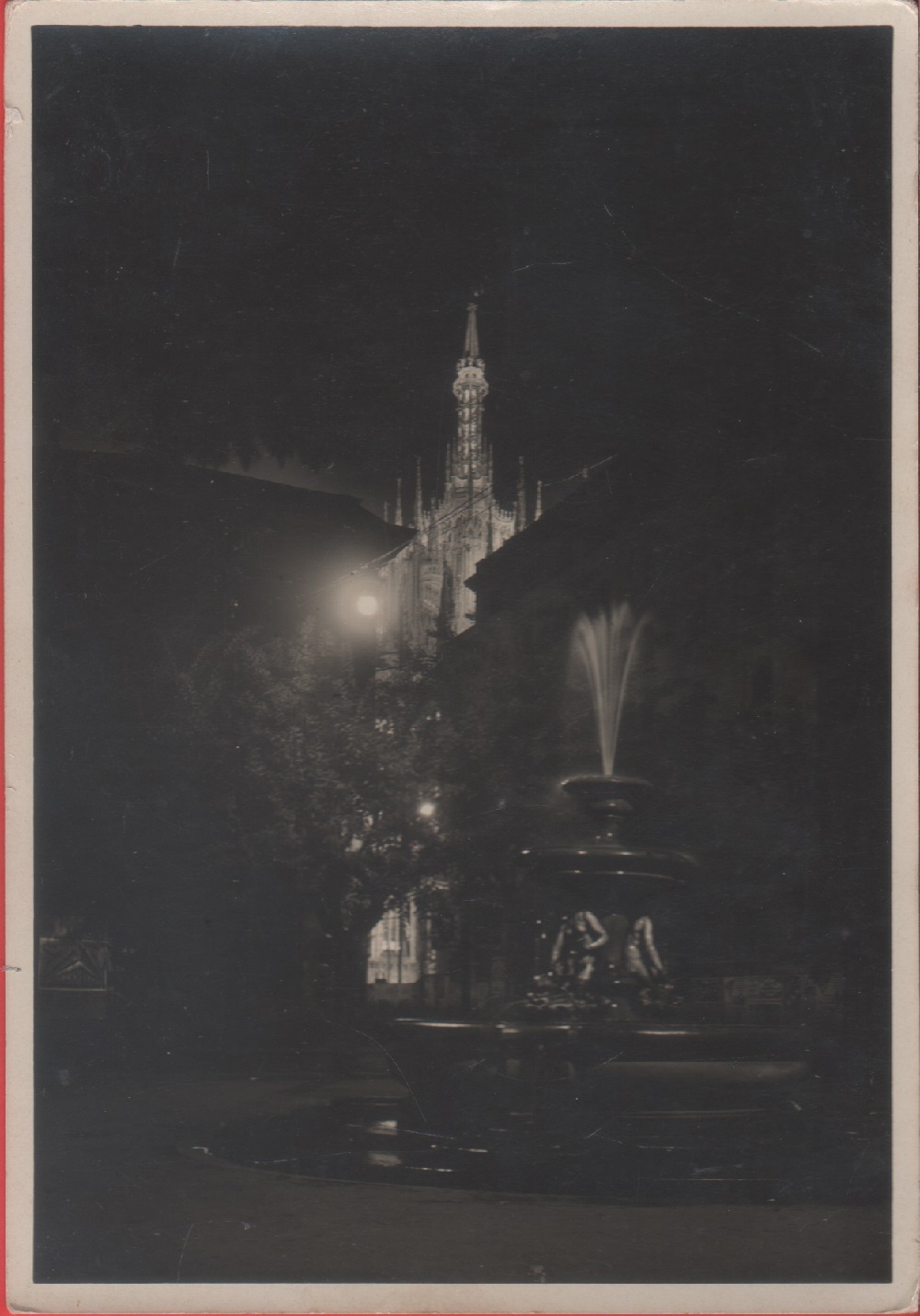 Milano. Piazza Fontana col Duomo illuminato. Non viaggiata