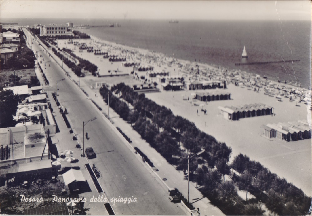 Pesaro. Panorama delle spaggia. Viaggiata 1960