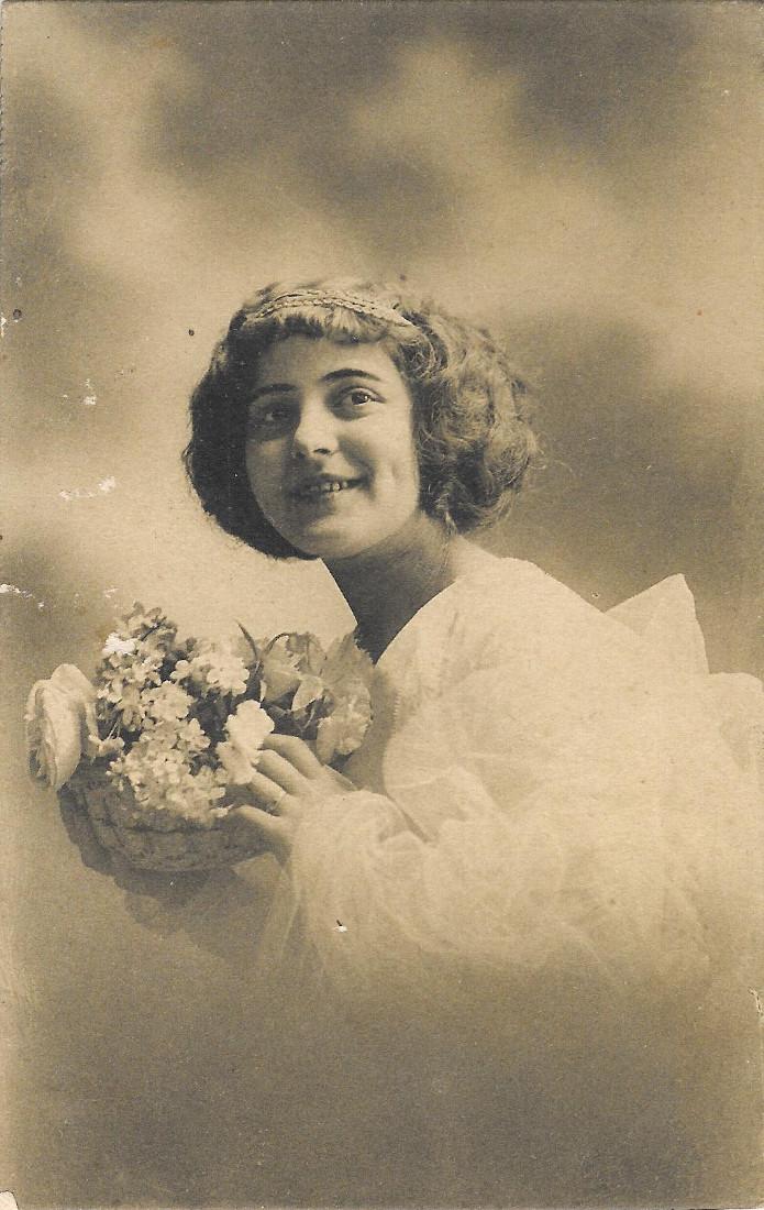 Ragazza con corbeille di fiori. Non viaggiata
