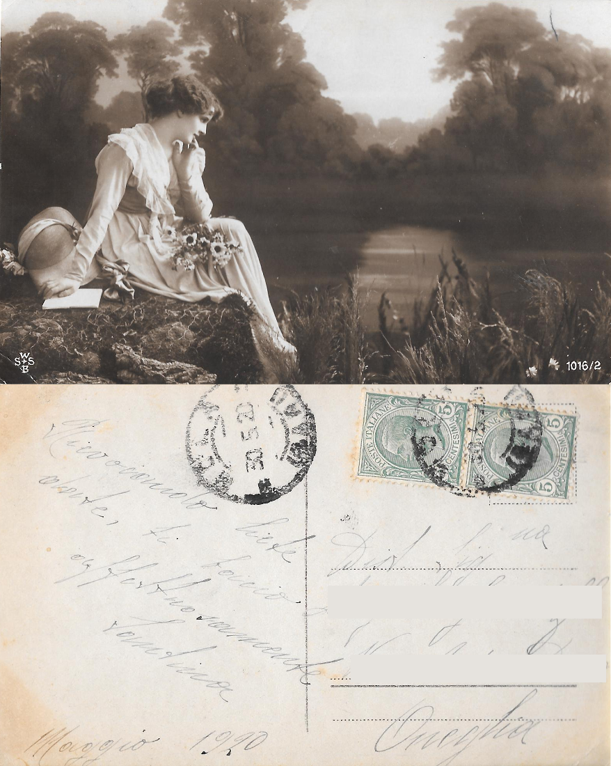 Ragazza seduto sul lago. Viaggiata 1920