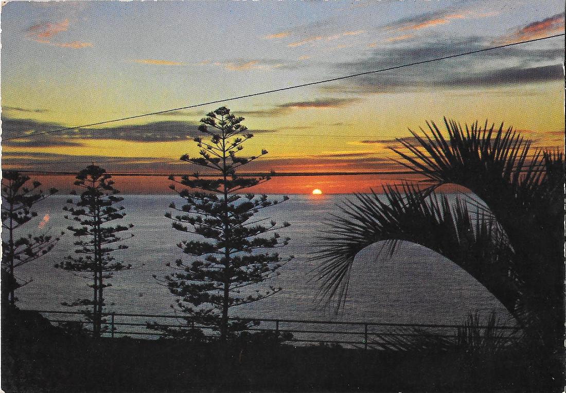 Riviera Ligure. Eterna poesia, alba sul mare . Non viaggiata
