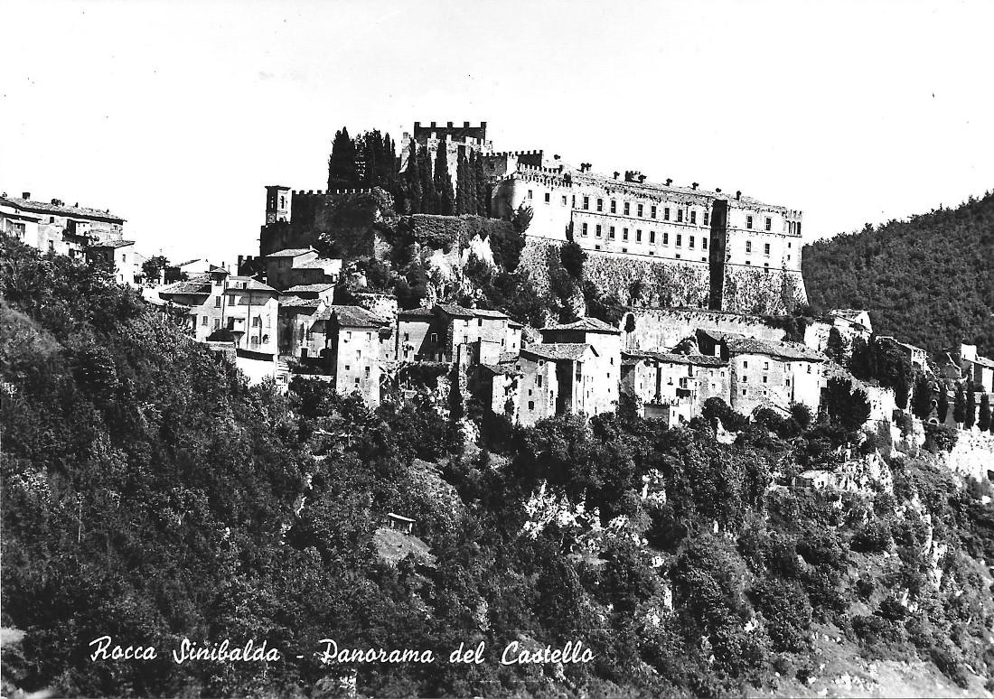 Rocca Sinibalda. Panorama del Castello. Non viaggiata