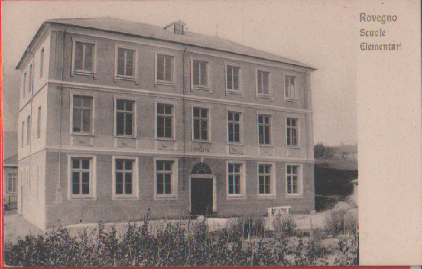 Rovegno (GE). Scuole elementari. Non viaggiata. Originale non copia