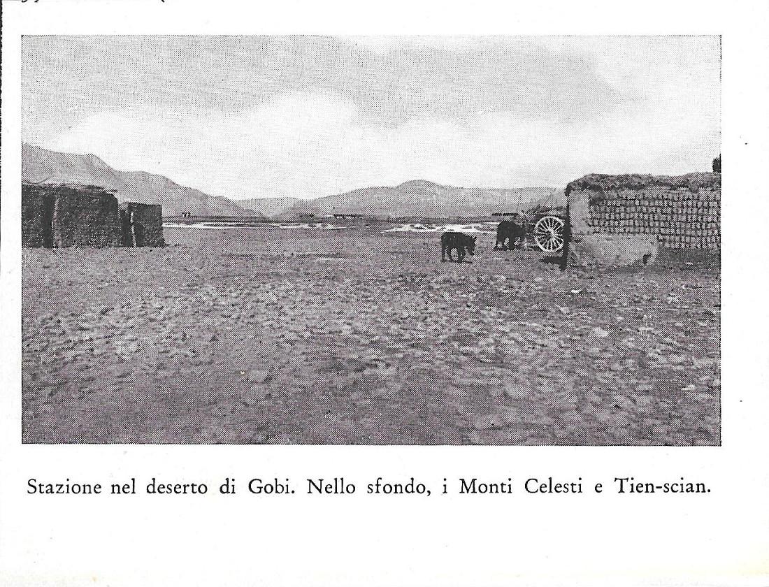 Stazione nel deserto di Gobi - Nello sfondo, i M.ti …