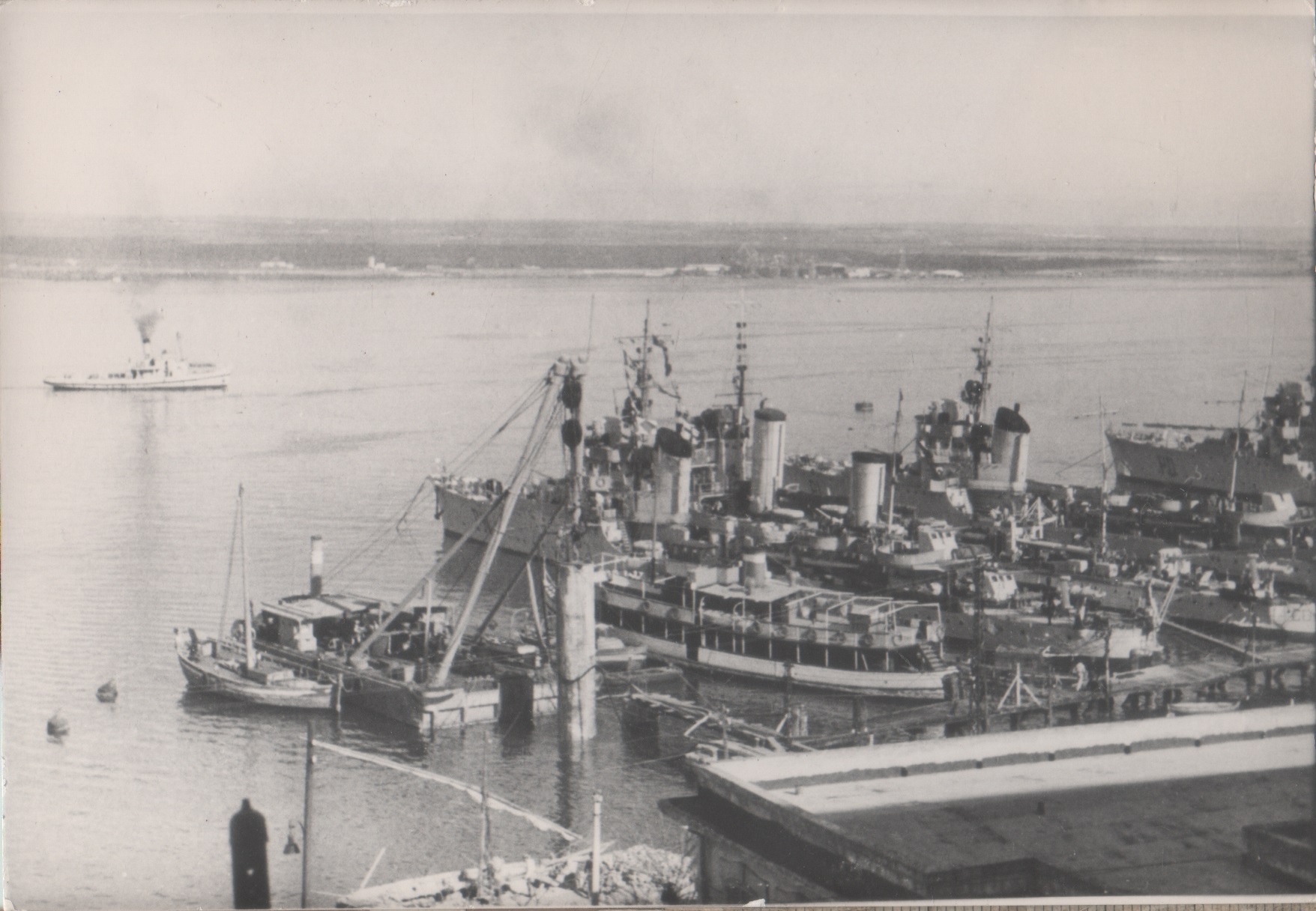 Taranto 1940, banchina torpediniere. Photo