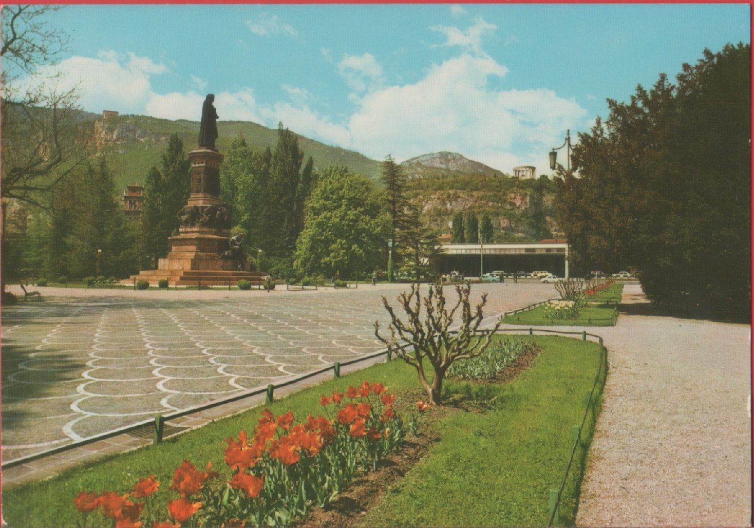Trento. Monumento a Dante, nello sfondo Monumento a C. Battisti. …