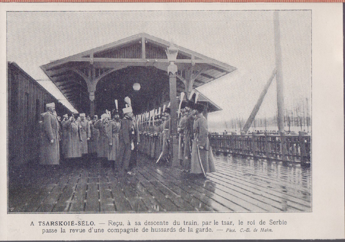 Tsarskoie-Selo. Le roi de Serbe passe la revue d'une compagne …