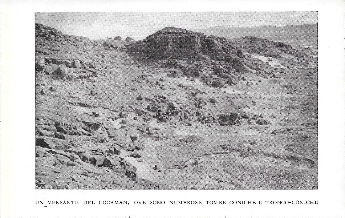 Un versante del Cocaman, con numerose Tombe coniche e tronco-coniche …