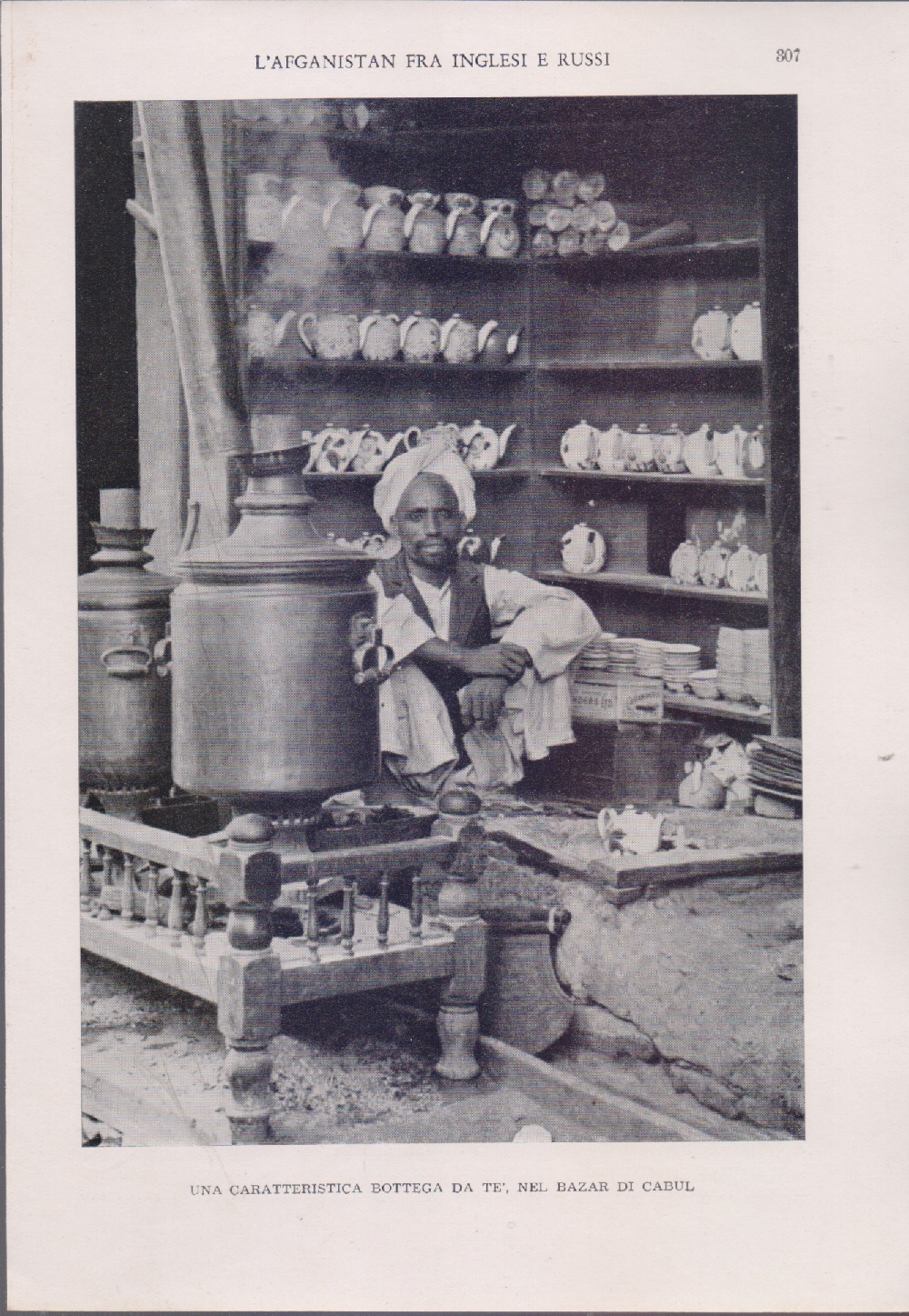 Una caratteristica bottega da te nel bazar di Cabul. Immagine …