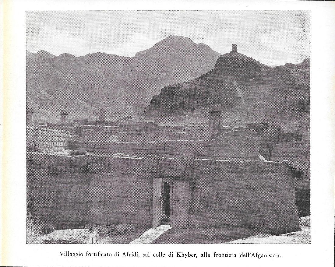 Villaggio fortificato di Afridi, sul colle di Khyber. Stampa 1934