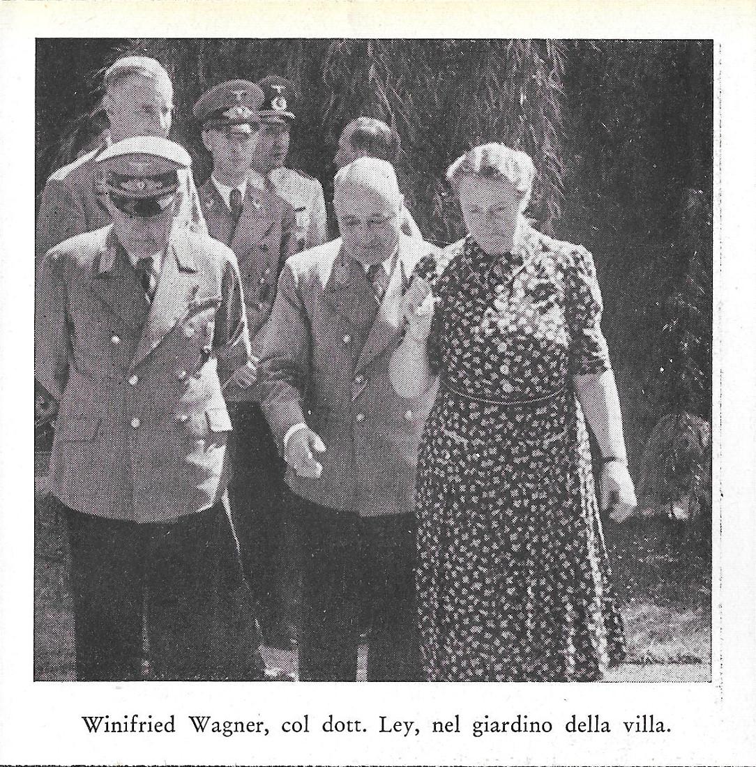 Winifried Wagner, col dott. Ley, nel giardino della villa. Stampa …