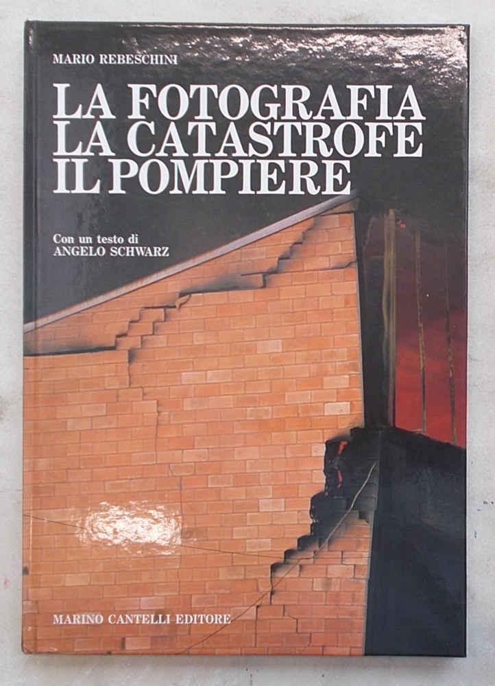 La fotografia. La catastrofe. Il pompiere.