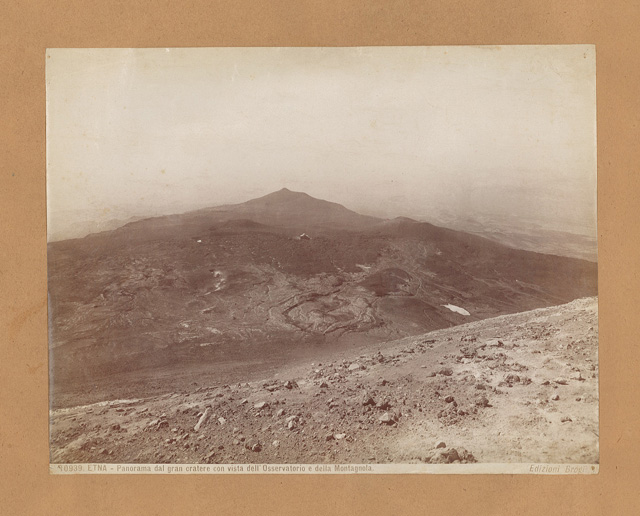 Etna - Panorama dal gran cratere con vista dellìOsservatorio e …