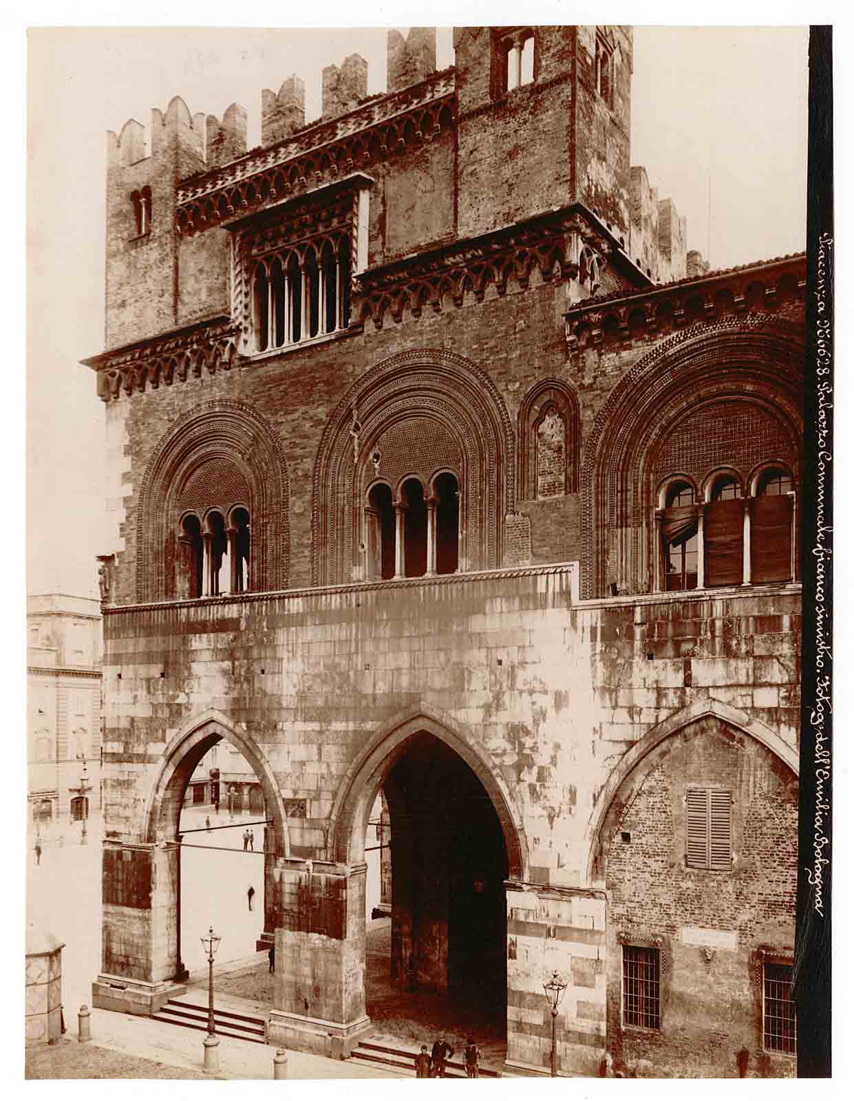 Piacenza - Palazzo Comunale fianco sinistro