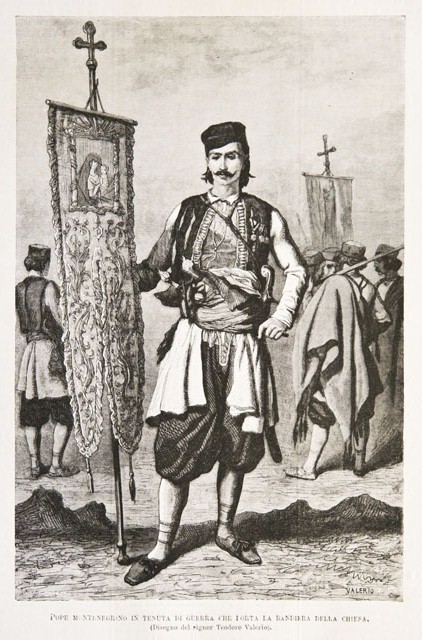 Pope montenegrino in tenuta di guerra che porta la bandiera …