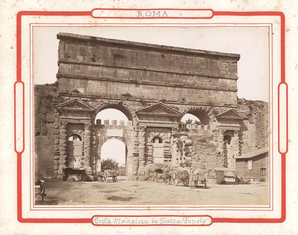 Porta Maggiore in Piazza Popolo