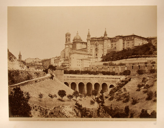 Urbino - Panorama della città visto dalla via maestra dei …