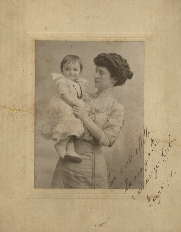 Bella fotografia all'albumina, raffigurante una giovane madre con in braccio …