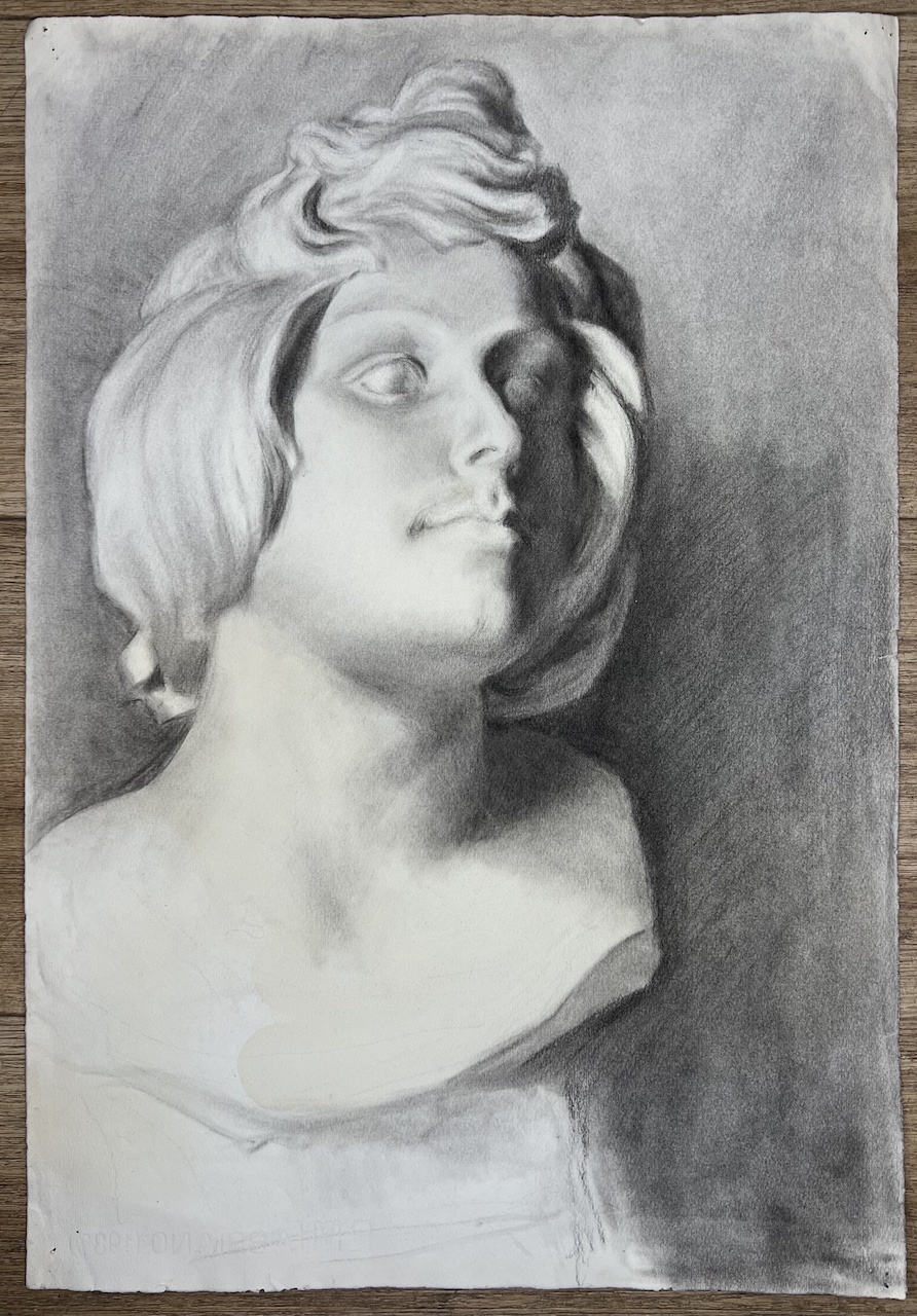 Busto scolpito d'un giovane uomo.