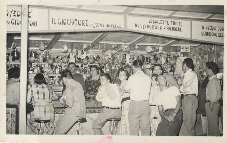 Foto originale in b.n., formato mm. 80x130, raffigurante un baraccone …