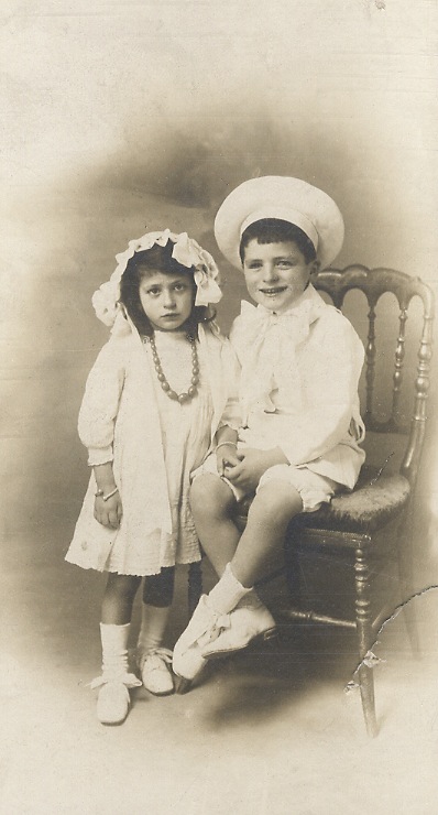 Fotografia originale di un bambino e una bambina (il bambino …