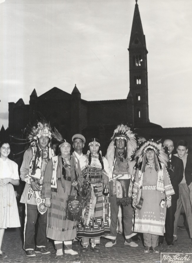 Fotografia originale in b.n., formato mm. 127x240 raffigurante un gruppo …