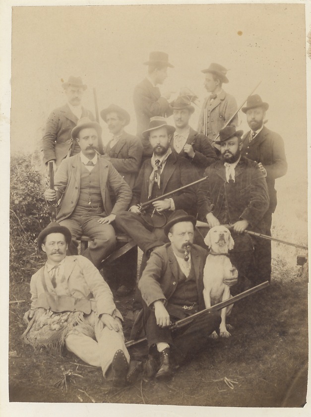 [Gruppo di cacciatori dopo una battuta di caccia].