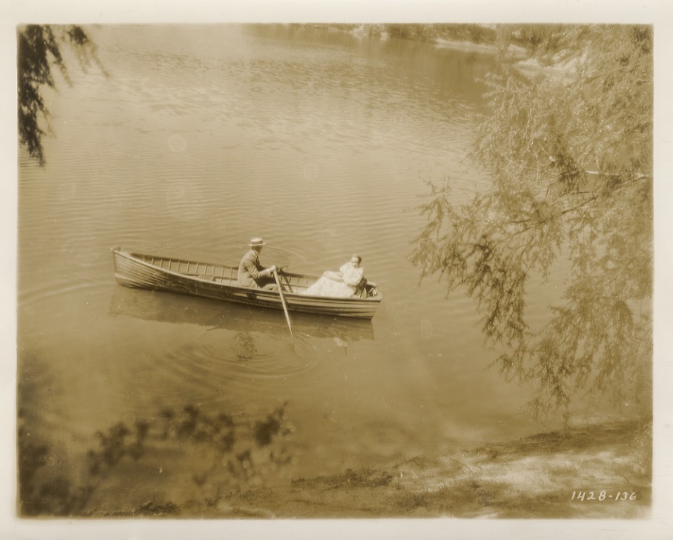 MARLENE Dietrich e Brian Aherne su una piccola barca sul …