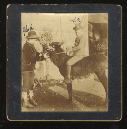 [Ritratto di due bambini con asinello].