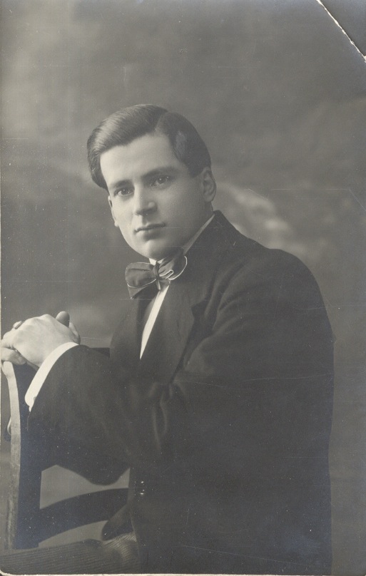 [Ritratto fotografico a mezzo busto di un uomo seduto con …