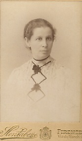 Ritratto fotografico di donna, formato mm. 58x86, applicato su cartoncino …