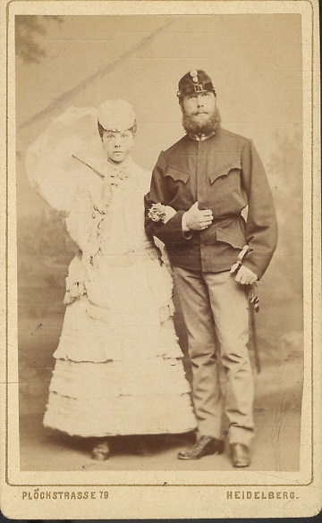 Ritratto fotografico di una giovane coppia, lui in uniforme militare, …