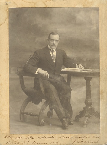 Ritratto fotografico, non firmato, datato 1914, applicato su cartoncino, mm. …