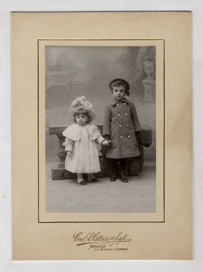 [Un bambino e una bambina che si tengono per mano].