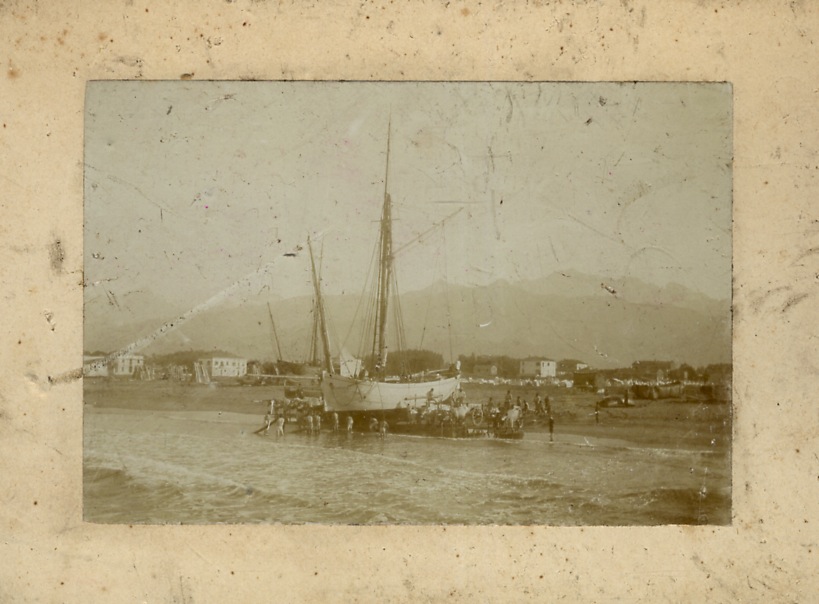 [Veduta della spiaggia di Viareggio con veliero monoalbero sulla battigia, …
