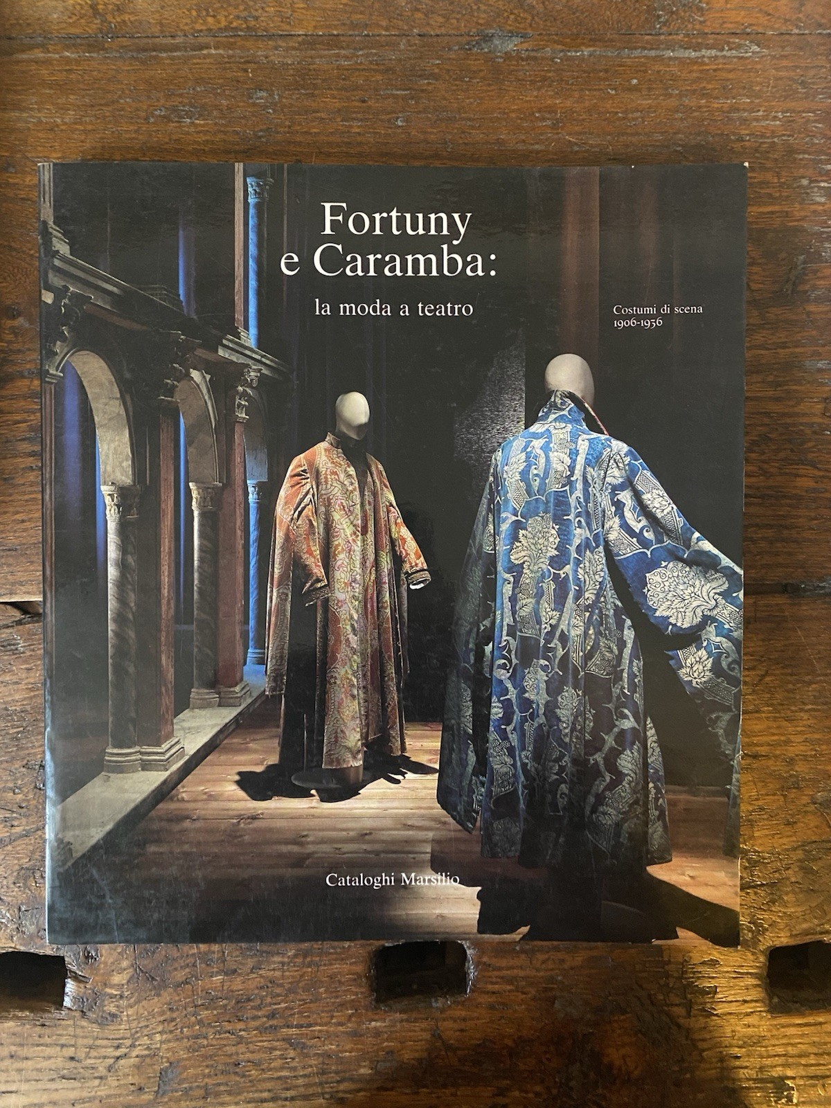 AA.VV. Fortuny e Caramba: la moda a teatro Venezia Marsilio …